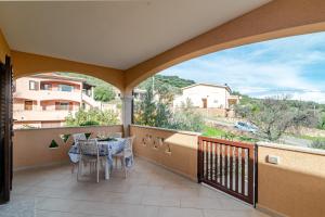 a balcony with a table and chairs and a view at Casa Lucia San Teodoro 1 in Schifoni