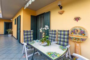 a table and chairs on a patio at Villetta Mare e Monti in Mascali