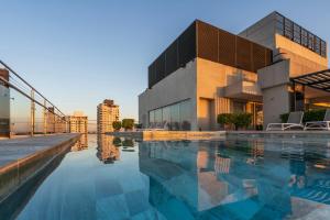 ein Schwimmbad vor einem Gebäude in der Unterkunft The Hub Urban Hotel in Asunción