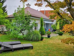 a house with a picnic table in the yard at Haus Schnitzler in Wasserburg