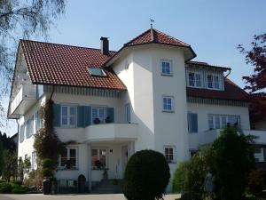a large white house with a red roof at Haus Schnitzler in Wasserburg