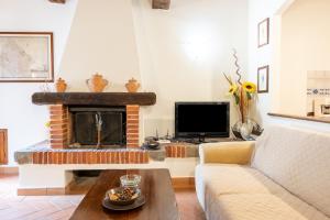 a living room with a couch and a fireplace at Apartament Monastero in Cortona