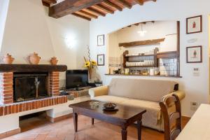 a living room with a couch and a fireplace at Apartament Monastero in Cortona