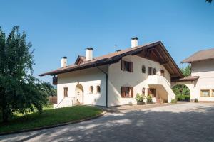 a large white house with a driveway at Aldeinerhof in Aldino