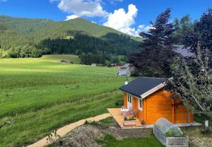 a small cabin in the middle of a field at Sundowner Cabin in Oberammergau