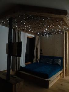 a bedroom with a bed with stars on the ceiling at Ladinser Hof Sternenhimmel in Castelrotto