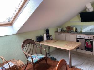 a kitchen with a table and chairs in a room at Im schönen Garten in Haldensleben