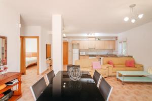 a living room with a couch and a table at Chalet Limonita in Mutxamel