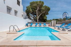 a swimming pool with lounge chairs and a swimming pool at Apartamentos Karin 1ºa in Cala d´Or