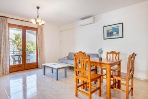 a living room with a table and chairs and a couch at Apartamentos Karin 1ºa in Cala d´Or