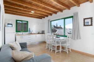 a kitchen and living room with a table and chairs at San roque in Tinajo +10 photos