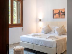 a white bed in a room with a window at Casa Bella Venezia 1 in Mestre