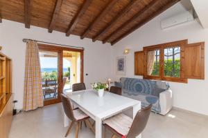 a kitchen and dining room with a table and chairs at San Teodoro Villa Ambra Costa Caddu in San Teodoro