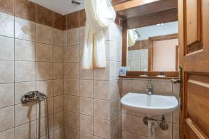 a bathroom with a sink and a mirror at Casa Tradizionale Monemvasia in Monemvasia