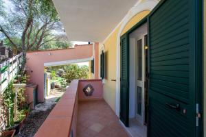 a hallway of a house with a green door at Appartamento Paguro in Cala Liberotto