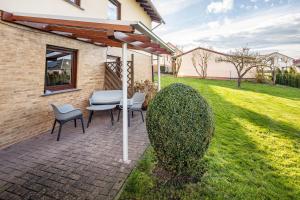 a patio with a table and chairs under an umbrella at Am Twistesee 1 Souterraint in Wetterburg