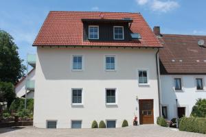 a large white house with a red roof at Fewo Feldblick in Merkendorf
