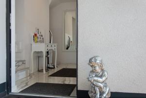 a statue of a little girl standing in front of a mirror at Luxusvilla Neubau 2 in Oberasbach +26 photos