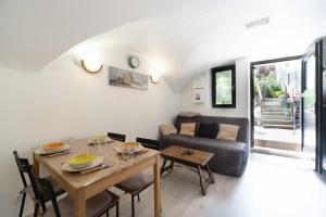 a living room with a table and a couch at Charmant appartement 3 etoiles in Courchevel +2 photos