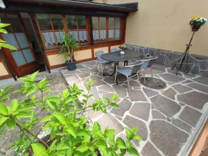 a patio with a table and chairs and plants at Hegauliebe in Tengen
