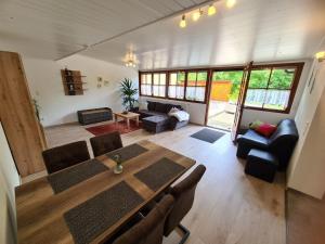 a room with a dining table and a living room at Hegauliebe in Tengen