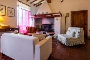 a living room with a couch and a chair at Appartamento Geranio in Radicofani