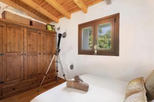 a room with a camera and a bed with a window at La Casa de Abajo in Valverde