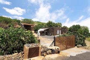 a small house with a gate and a garden at La Casa de Abajo in Valverde