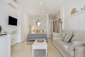 a living room with a couch and a table at Apartamento Black and White 1 11 in Tarifa