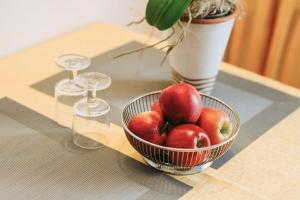 a bowl of apples on a table with a plant at Ferienwohnung Lanz 1 in Lana