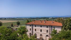 an old house with a red roof on a hill at Appartamento Giannutri in Riotorto
