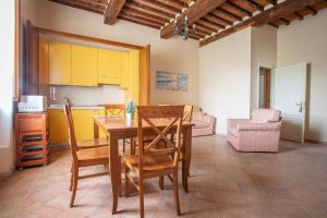 a kitchen and dining room with a table and chairs at Appartamento Giannutri in Riotorto