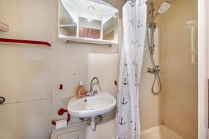 a bathroom with a sink and a shower at Bungalow 9 - Kimbucht in Reichendorf