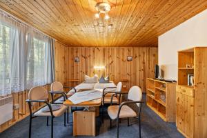a dining room with a table and chairs at Bungalow 9 - Kimbucht in Reichendorf +15 photos