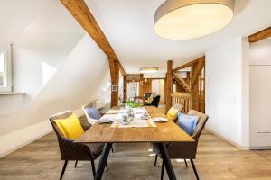 a dining room with a wooden table and chairs at Ferienwohnungen Metzgerpost in Altensteig