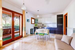 a kitchen and living room with a table and chairs at Casa Antonella sul Golf in S'archittu Cuglieri