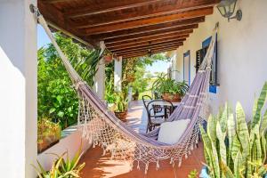 eine Hängematte auf der Veranda eines Hauses in der Unterkunft Monte da Bárbara in Algoceira