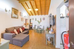 ein Wohnzimmer mit Sofa und Tisch in der Unterkunft Monte da Bárbara in Algoceira
