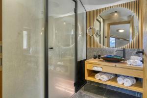 a bathroom with a shower and a mirror at Chalet Schlossberg Schlern in Nova Ponente