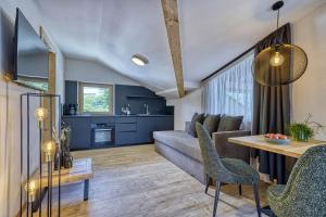 a living room with a couch and a table at Chalet Schlossberg Schlern in Nova Ponente