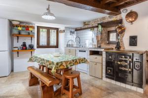 a kitchen with a table and a stove at Casa Raymonde in Potes