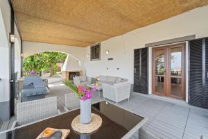 a living room with a vase of flowers on a table at Villa Matteo in Porto Columbu - Perdʼe Sali