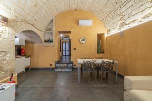 a kitchen and dining room with a table and chairs at Dammuso 3cirniechi in Ragusa +20 photos