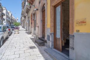 a narrow street with a building with a door at Dammuso 3cirniechi in Ragusa