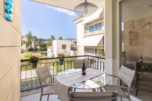 a table and chairs on a balcony with a view at Apartamento Llenaire cerca playa in Port de Pollensa