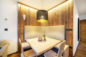 a dining room with a table and chairs at Ferienwohnung Kuppelwies 363 in Ultimo