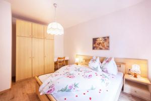 a bedroom with a bed with a floral bedspread at Sonnenparadies Apartement 2 in Saltusio