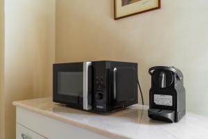 Eine Mikrowelle und ein Toaster stehen auf der Arbeitsfläche. in der Unterkunft La rimesa di Tittì - Simone in Alezio