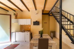 eine Küche und ein Esszimmer mit einem Tisch und einer Treppe in der Unterkunft La rimesa di Tittì - Simone in Alezio