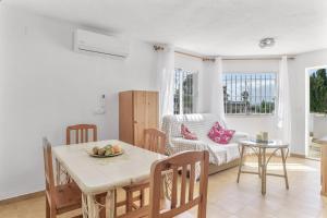 a kitchen and dining room with a table and chairs at Complejo Alejandra in Conil de la Frontera